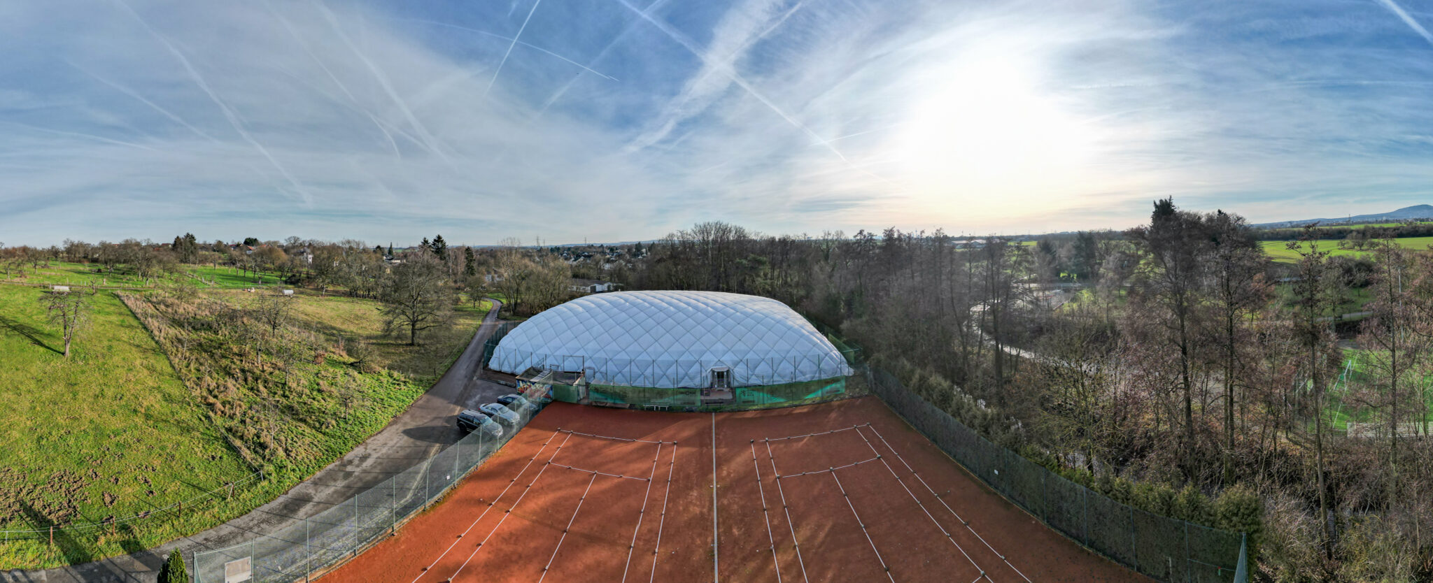 Traglufthalle in der grünen Landschaft von Bad Homburg