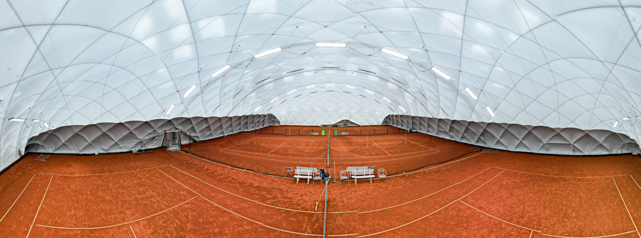 Sandplätze unter der weißen Membran eines Tennis Domes